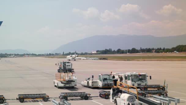 Cenevre / İsviçre 22 Temmuz 2019 Cenevre Havaalanı pisti. İnen ve havalanan uçaklar. Havaalanında özel araç nakilleri — Stok video