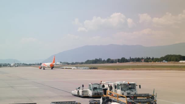 Genebra / Suíça - 22 de julho de 2019 - Grupo de aviões das companhias aéreas EasyJet aterrissam e decolam no aeroporto de Genebra — Vídeo de Stock