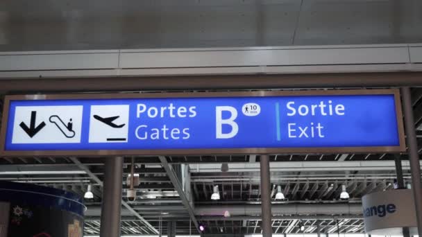 Odletová zóna v Ženevě letiště. "Gates B" and "Exit" signpost in airport. Nástěnka na letišti — Stock video