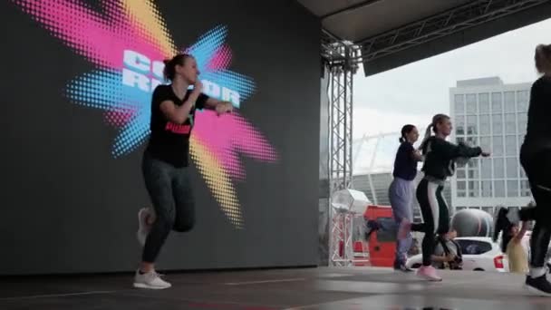 乌克兰基辅- 2019年6月2日- -专业迷人的体育舞蹈老师在彩色跑车的舞台上跳舞 — 图库视频影像