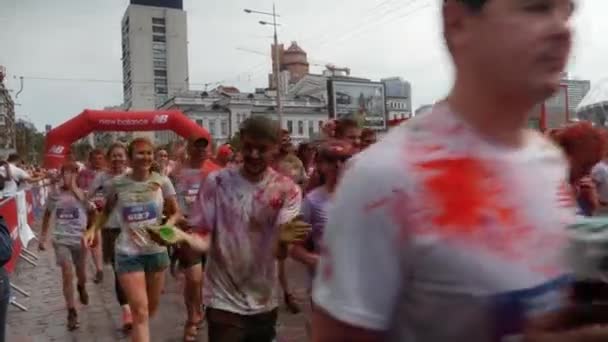 Kiev / Oekraïne - 2 juni 2019 - Feestelijke vrouwen en mannen besmeurd kleurrijke holi verven lachen en hebben plezier bij Color Run — Stockvideo