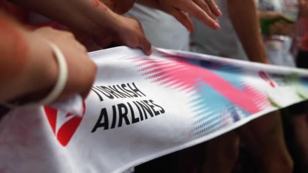 Kyjev / Ukrajina - 2. června 2019 - Detailní pohled na startovní pásku s nápisem "Turkish Airlines" v Color Run Kyjev — Stock video