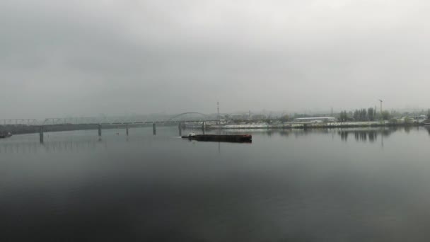 Gran viejo hoy está navegando en el río a través del smog entre el centro industrial de la ciudad. Vaca flotando entre la niebla en el centro industrializado — Vídeo de stock