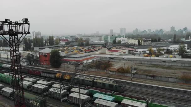 Vue de drone de train lourd de marchandises avec beaucoup de wagons et de réservoirs de fule dans la gare ferroviaire industrielle — Video