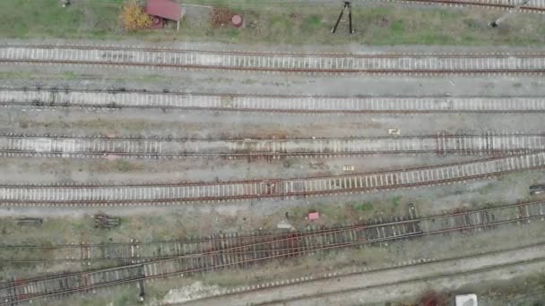Luchtfoto van lege spoorwegspijkers in het industriële deel van de stad. Spoorwegstation zonder goederenwagens en treinen — Stockvideo