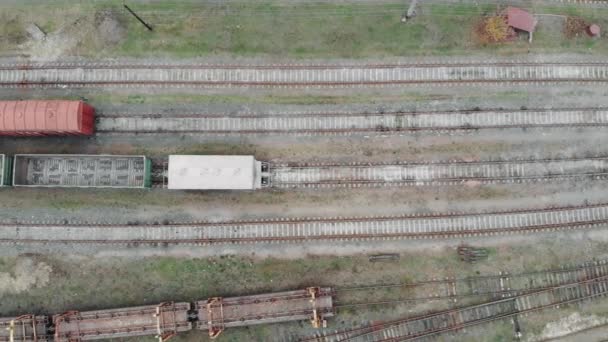 Drohne von oben auf leere Bahngleise im Industriegebiet. — Stockvideo