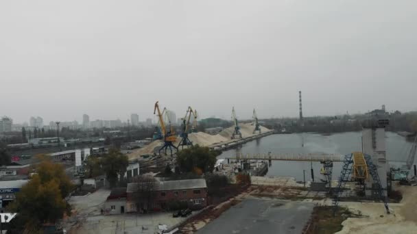 Parte industrial da cidade. Guindastes de construção e chaminés na fábrica. Transporte de areia. Pilhas de areia na planta, vista aérea drone — Vídeo de Stock