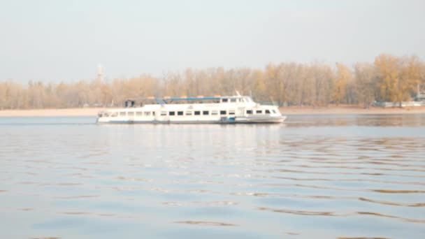 Hermosa mujer deportiva corriendo cerca del río de la ciudad y el parque con el barco en el fondo vistiendo ropa deportiva violeta — Vídeos de Stock