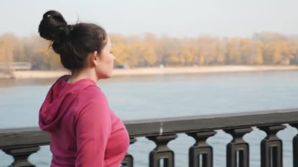Hátul kövesse a kilátás a fiatal vonzó kövér lány csinál séta gyakorlatok a skandináv sétapálca reggel. Kardio képzési koncepció — Stock videók