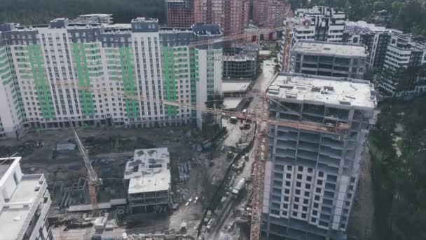 Vista aérea do drone do canteiro de obras com novos edifícios. Moderno complexo residencial em construção. Construção com guindaste. Trabalhos de guindaste alto na construção — Vídeo de Stock