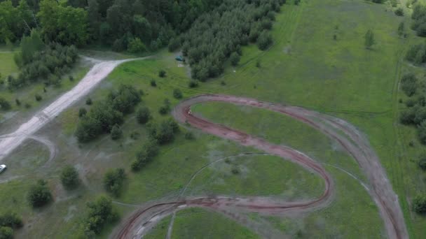 Motorcykel tävlingsbana från fågelperspektiv med innesluten konstgjord smuts krets. Professionella motocross cykel ryttare enheter på motocross motorcykel spår — Stockvideo