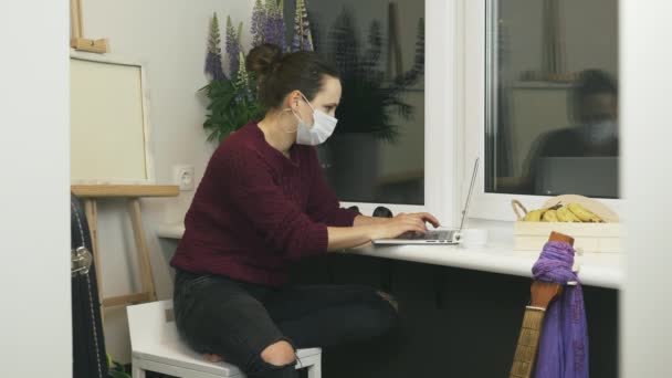 Freelancer jovem cansado em máscara protetora rosto médico chateado com projeto duro no trabalho. Cansado feminino chateado com dificuldades no trabalho enquanto trabalhava em casa à distância durante o auto-isolamento — Vídeo de Stock