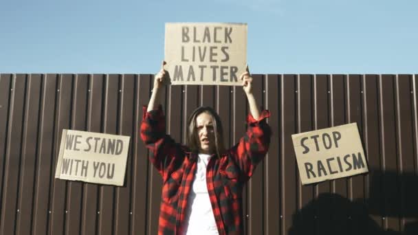 Mulher branca acenando sinal de "vidas negras importam" durante o comício para falar sobre a pluralidade da violência e racismo anti-negro. Cartaz PRETO VIDA MATÉRIA em mãos de fêmea. Parar o conceito de racismo — Vídeo de Stock