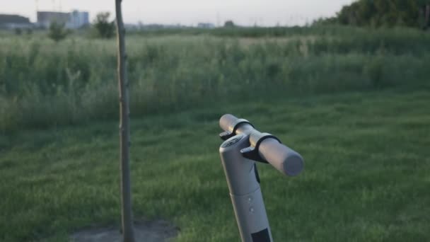 Frau nimmt Elektroroller im Parkhaus mit Handy-App Frauen mieten kostenpflichtigen E-Roller per Smartphone-App Elektrischer ökologischer Transport. Ökotransport. Gesunder Lebensstil — Stockvideo