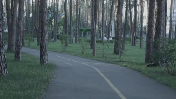 Mladá žena jezdí na elektrickém skútru do práce. Nová generace, elektrický transport. Zdravý a ekologický životní styl. Elektrický skateboard. Jezdkyně na E-skútru. Žena jízda osobní ekologické dopravy — Stock video