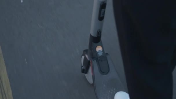 Gros plan de femme en costume et baskets équitation scooter électrique dans la ville urbaine. Transport électrique écologique. Transport écologique. Femme en costume d'affaires promenades scooter électrique, conduire loin du bureau — Video