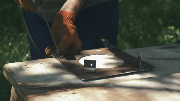 Kovářský svářeč v ochranné masce pracuje s kovovou ocelí a železem pomocí svařovacího stroje. Stavitel pomocí elektrického svařovacího stroje svařovací kov pro montáž kovového rámu — Stock video