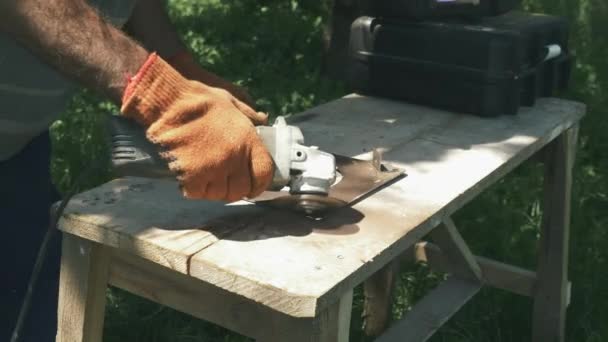 Construcción de soldadura de acero y hierro. Hombre soldador trabaja con la construcción de metal. Trabajador masculino preparando metal para soldadura — Vídeos de Stock