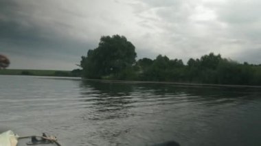 Balıkçı balık yakaladı. Mutlu adam gölde balık yakaladı. Nehir kıyısında balık tutmak. Balık oltaya takıldı. Balıkçılar oltayla taze balık yakalar.