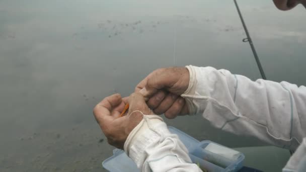 Pêcheur met engins de pêche sur crochet. Homme préparant appât de pêche pour la pêche. Pêche sur le lac. Gros plan sur les équipements de pêche — Video