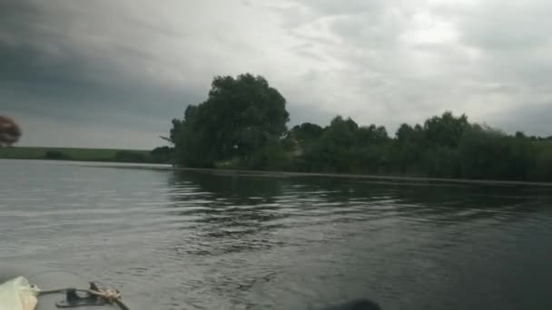 Pescador pescado capturado. Un hombre feliz pescó en el lago. Pesca en la orilla del río. Peces atrapados en el anzuelo. Pescador captura pescado fresco en caña de pescar — Vídeos de Stock