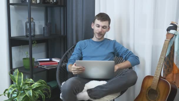 Hombre hablar por webcam. Videollamada grupal en línea. Gerente masculino de atención al cliente consultando clientes en línea y respondiendo preguntas. Sonriente joven hombre de negocios hablando con por video conferencia telefónica — Vídeos de Stock