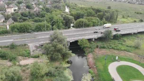 Vysokorychlostní dálnice z ptačí perspektivy. Pohled na dálnici s auty a autobusy. Dopravní zácpa. Auta jezdí po silnici — Stock video