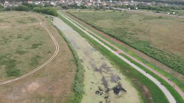 Dron pohled na krásnou řeku s promenádou. Neuvěřitelná přírodní krajina, střela z bezpilotního letounu. Cyklistická stezka a pěší stezka podél řeky z ptačího pohledu — Stock video