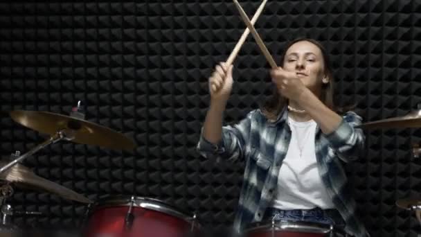 Žena hraje na bicí v profesionálním nahrávacím studiu. Bubeník cvičí na hudebních nástrojích ve zkušebním studiu. Stylová brunetka hraje na bicí. Stylová dívka hraje na bicí — Stock video