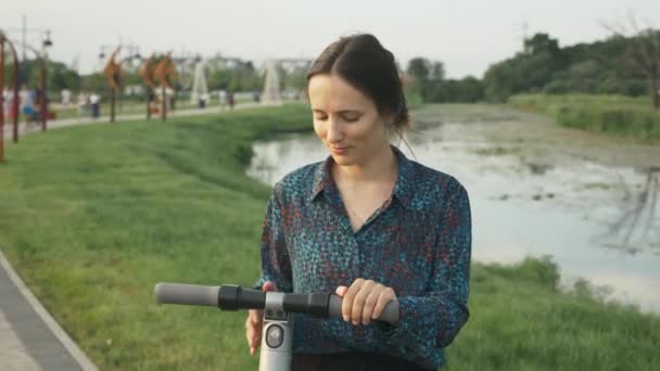 Concept de transport écologique. Transport électrique, transport écologique. Femme d'affaires est équitation transport électrique alternatif. Happy woman monte transport électrique personnel de manière moderne — Video