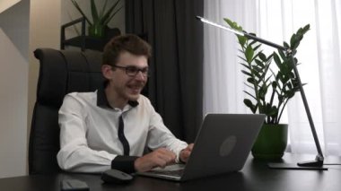 Genç finans müdürü finans piyasasında ticaret kazanıyor. Heyecanlı iş adamı ofiste e-posta ile başarılı haberler aldı. Erkek işçiler İnternet üzerinden iş tanıtımı alıyor