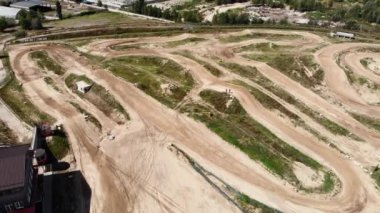 Motosikletli adam motosiklet pistinde zıplıyor. Motokros adamı kapalı toprak devreli profesyonel Enduro off-road pistinde.