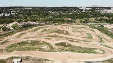 Motosiklet pistinin havadan görünüşü. Motokros motosiklet eğitim pisti. Profesyonel enduro motokros yarış pisti