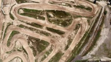 Ekstrem spor motosiklet yarışı pisti. Motokros yolunun hava görüntüsü. Profesyonel enduro motorsiklet pisti. İçinde dik engeller olan kapalı toprak devreler var.