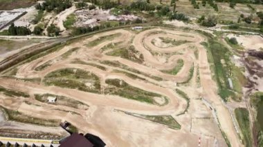 Enduro motokros off road pisti. Motosikletli profesyonel pist. Ormandaki motokros motosiklet parkı. Boş profesyonel motokros pistinin hava görüntüsü