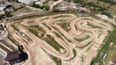 Profesyonel dayanıklı motosiklet pistinin insansız hava aracı görüntüsü. Motokros motosiklet pisti. Kapalı toprak devreler ve dik engeller var.