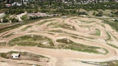Motokros pistinin kuş bakışı görüntüsü. İçinde dik engeller olan kapalı toprak devreli profesyonel motosiklet yarışı pisti.