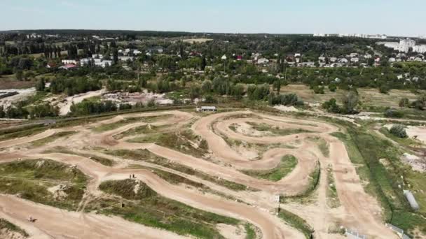 Motorosok lovagolni homokos földön motocross profi versenypálya. Extrém sport motorkerékpár pálya — Stock videók