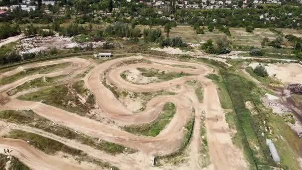 Motocross-Rennstrecke, Drohnenblick aus der Luft. Motorrad-Enduro-Strecke mit geschlossenen Schotterstrecken — Stockvideo