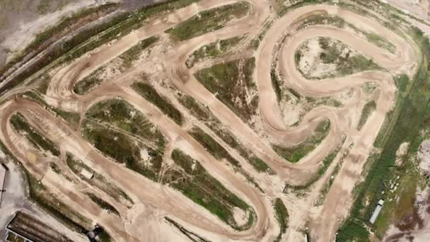 Circuito de carreras de motocicletas profesional vacío. Dirty enduro off road motocross track, vista aérea del dron — Vídeos de Stock