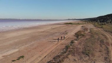 Bir grup bisikletçi Kuyalnik haliç kıyısı boyunca bisiklet sürüyor. İnsansız hava aracı Kuyalnik Liman manzaralı bisikletliler üzerinde uçuyor. Bisiklet maceraları ve seyahat
