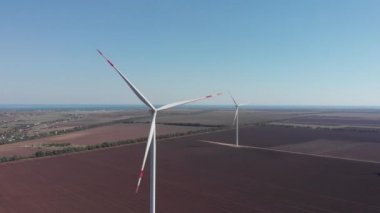 Ukrayna 'da rüzgar türbinleri enerji üretiyor. Rüzgar değirmenleri rüzgar gücüyle dönüyor ve yeşil ekolojik yolla yenilenebilir enerji üretiyorlar. Arka planda deniz var. Alternatif enerji