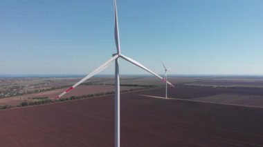 Hava aracı görüşünden rüzgar türbinleri. Enerji üretimi için yel değirmenleri çiftliği. Rüzgar güç türbinleri sürdürülebilir kalkınma için temiz yenilenebilir enerji üretiyor