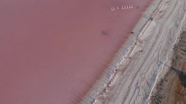 Gezegendeki küresel ısınma ve su, Kuyalnik, Odessa ve Ukrayna 'daki tuzların buharlaşması. Tuzlu suda eski tuz ahşap direkler. Kuyalnik 'in hava aracı görüntüleri çok güzel.