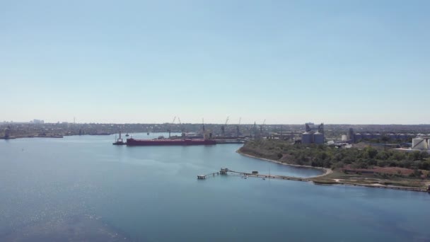 Vedere aeriană a portului Chernomorsky, Marea Neagră. Portul Mării Negre cu navă de marfă este ancorat în port — Videoclip de stoc