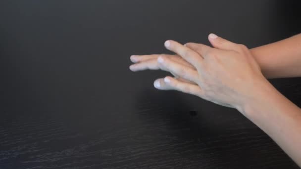Kadın el dezenfektanı kullanarak elleri temizleyip dezenfekte ediyor. Kadın elleri virüs enfeksiyonunu önlemek için antiseptik antibakteriyel el dezenfektanı kullanıyor. Covid-19 koruması — Stok video