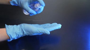 Kadın alkol dezenfektanı kullanarak ellerini ovalıyor. Coronavirüs sırasında el hijyeni - 19 salgın