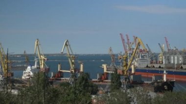 Uluslararası limanın ithalat-ihracat lojistik taşımacılığında konteynırları olan sanayi limanı ve limanda gemileri
