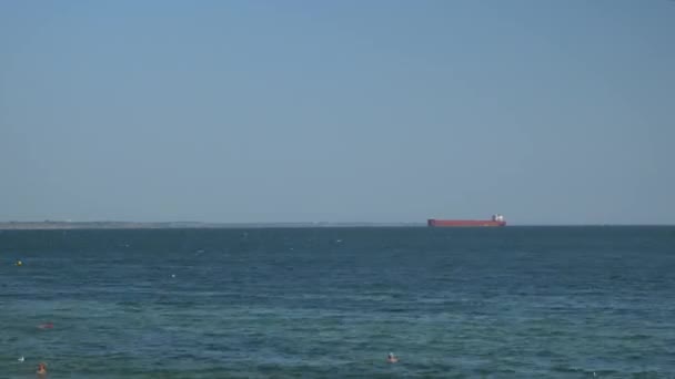 Μεγάλο πλοίο μεταφοράς εμπορευματοκιβωτίων στη θάλασσα, με χρονική υστέρηση. Πλοίο μεταφοράς χύδην πλέει σε ανοιχτό ωκεανό. Σύγχρονη μακρά κόκκινα πετρελαιοφόρα πανιά σε βαθύ μπλε ατελείωτη θάλασσα — Αρχείο Βίντεο