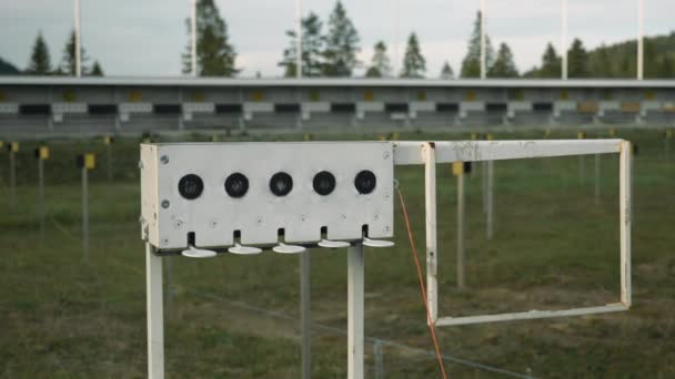 Campo de tiro vacío en el estadio de biatlón. Biatlón objetivos de tiro — Vídeos de Stock